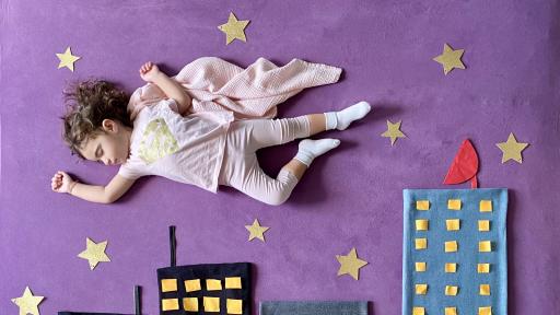  Малката Ванеса влиза в разнообразни функции в съня си. 