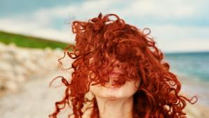 Фризьорка от Уелс намери необичаен начин да използва човешка коса