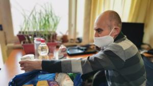 Карловски полицаи снабдяват възрастни хора с храна и лекарства