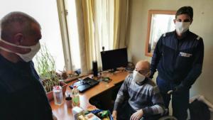 Карловски полицаи снабдяват възрастни хора с храна и лекарства