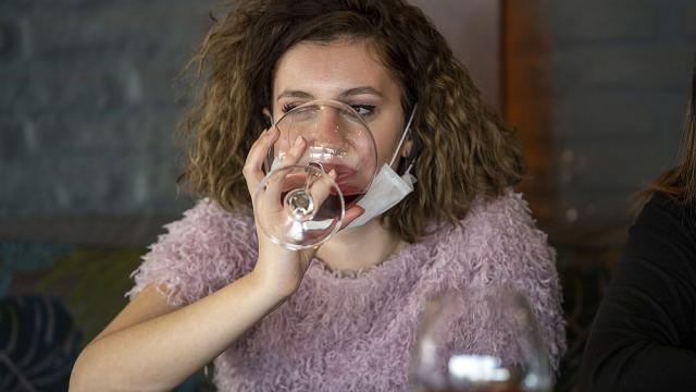 Хората с наднормено тегло понасят по-добре алкохола 