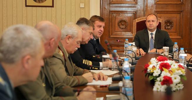 Президентът Румен Радев обсъди с министъра на отбраната Красимир Каракачанов,