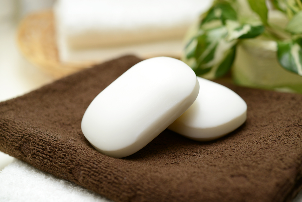 <p><strong>Сапун</strong></p>

<p>Престоялият прекалено дълго сапун може да предизвика обратен ефект на това да направи кожата ви мека и чиста. Експерти съветват да не пазим сапуна за повече от 3 години.</p>