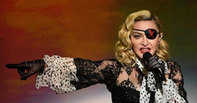 Гола в банята си Мадона говори за коронавируса и какво