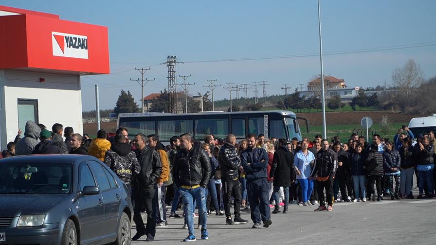 "Язаки" затваря временно заводите си в България