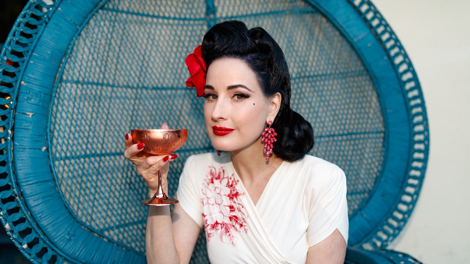 Ретро си. Дита фон тис Бурлеск. Dita von Teese в бокале. Дита Фантизова. Дита фон Тиз фото.