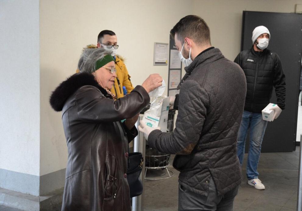 Раздават маски на възрастните хора във Варна