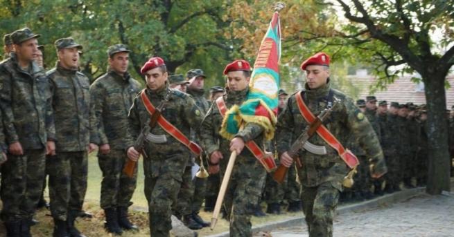 Десетки служители на 61-ва Стрямска механизирана бригада в Карлово са