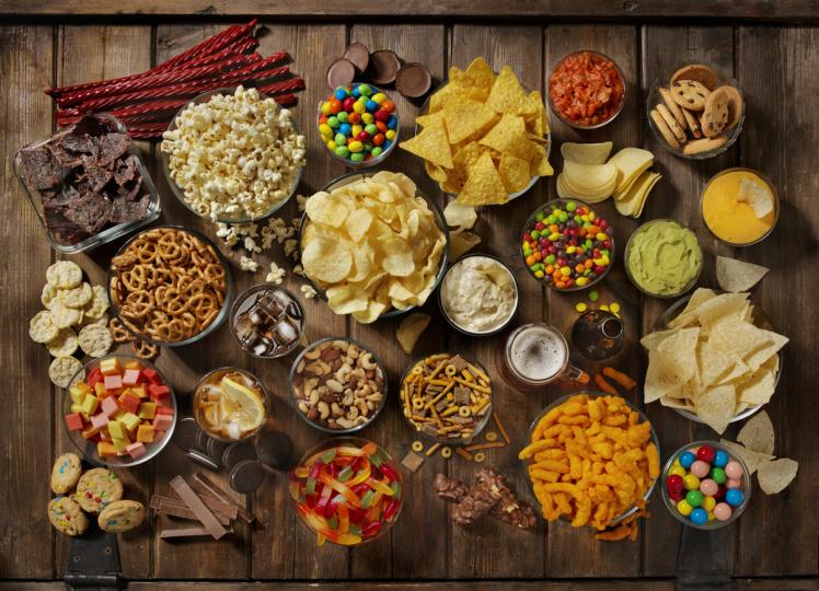 <p><strong>Нездравословно хранене</strong></p>

<p>Честата консумация на храни с високо съдържание на захар води до произвеждането на киселини, които разграждат защитните минерали по повърхността на зъба, а това може да причини кариес. Захарта откриваме в изобилие не само при шоколада и останалите сладки изкушения - големи количества от нея има и в солени продукти като кетчуп, чипс, пуканки, солети и др., както и в състава на газираните напитки. От друга страна, липсата на храни, богата на витамини и минерали, в менюто ни допълнително оставя зъбите без защита.</p>