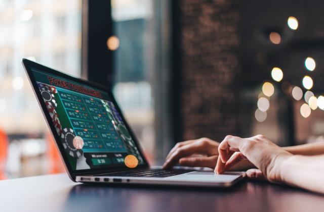 Наказателното преследване на лицата, създаващи условия за онлайн пиратство, предвиждат