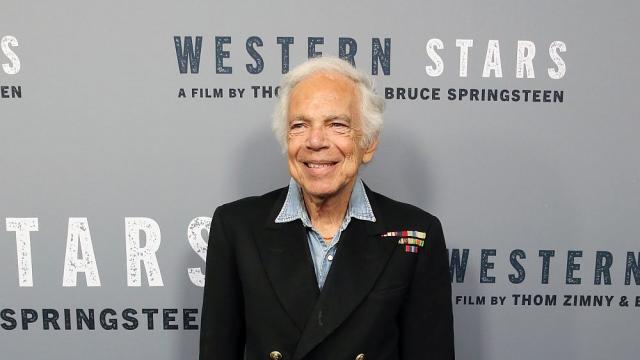 Още един световен дизайнер ще шие защитни облекла и маски за медици