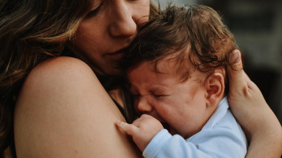 Какво представлява родилната тъга и по какво се различава от следродилната депресия