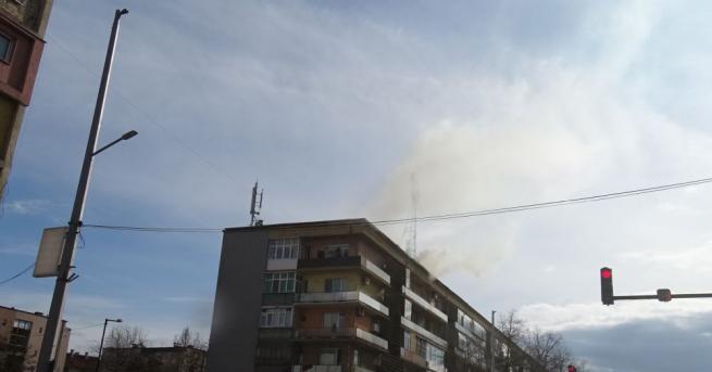 Комин на 6-етажен жилищен блок пламна днес в Благоевград. За