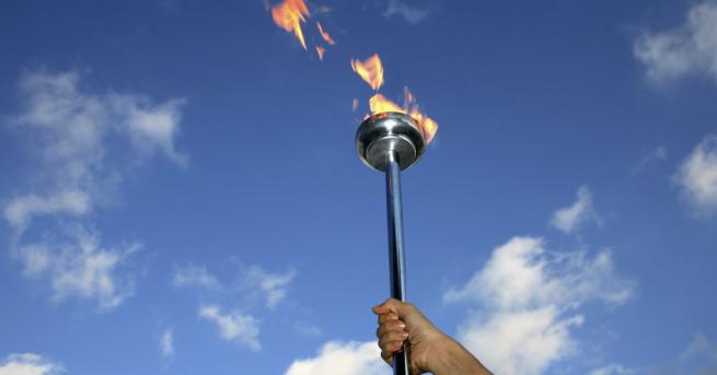 Олимпийският огън за отложената лятна олимпиада в Токио бе свален