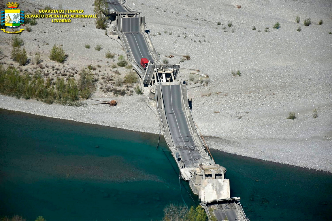<p>Падналият пътен мост над река Магра</p>