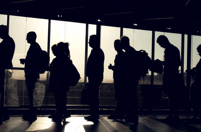 Близо 10 000 работници и служители са попаднали в последните