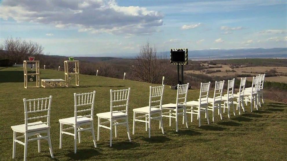  Един за различен 