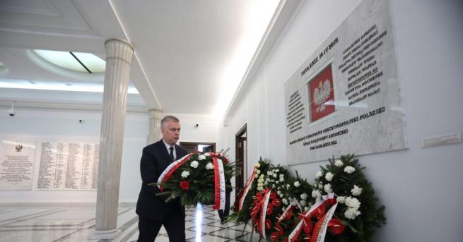 Полша почита днес десетата годишнина от самолетната катастрофа на 10