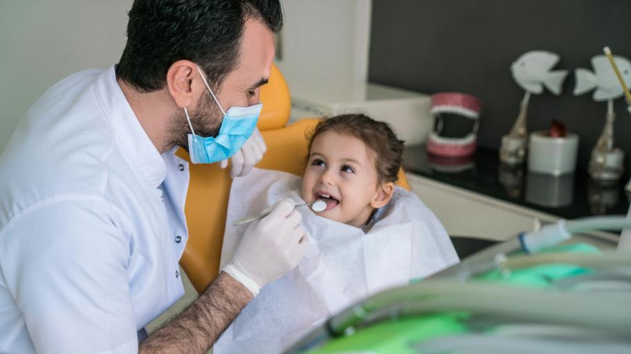 Първата среща със зъболекаря: кога е най-подходящият момент?