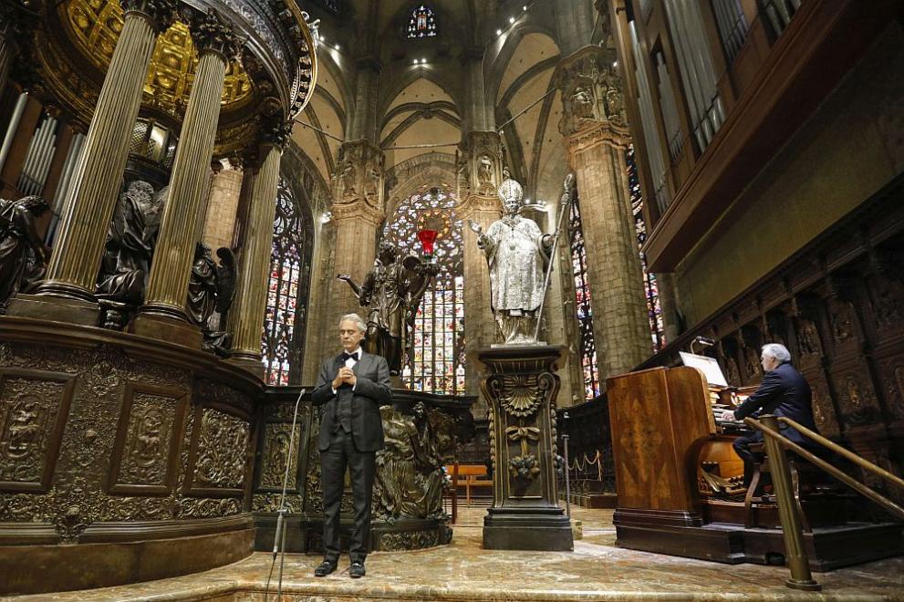 Андреа Бочели в празната катедрала в Милано