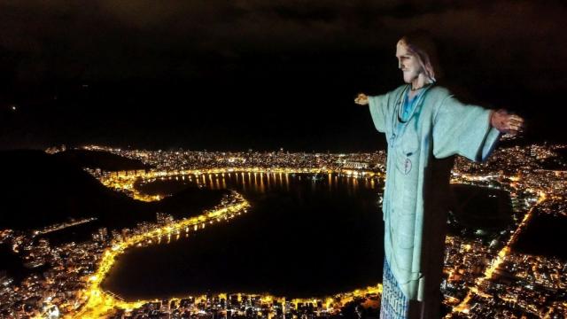 В Рио де Жанейро Исус Христос „облече“ лекарска престилка (СНИМКИ)