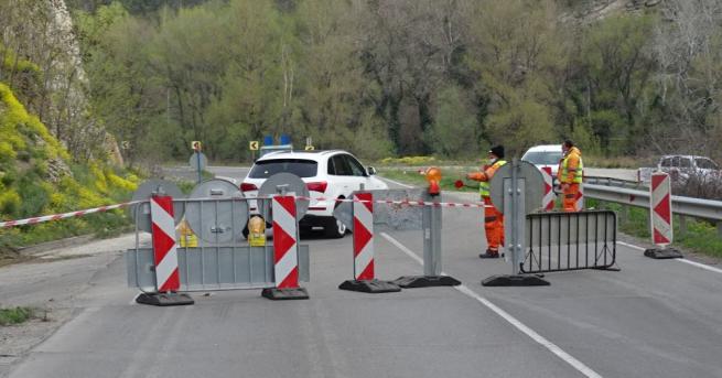 Планов ремонт се извършва на пътната настилка на Е 79 на