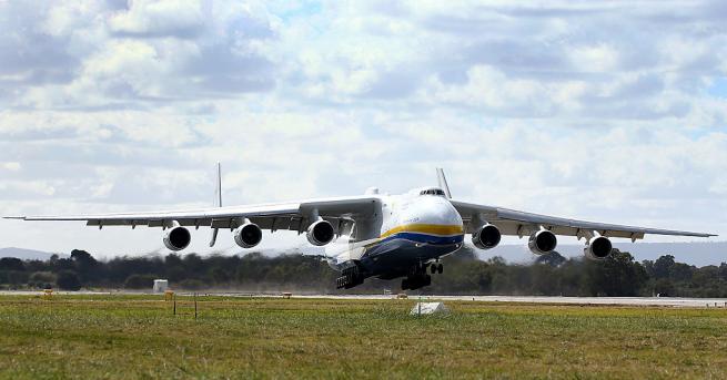 Най-големият транспортен самолет в света Антонов Ан-225 Мрия се приземи