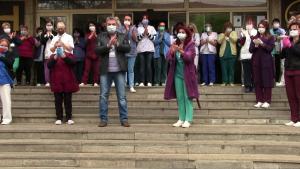 Полицаи в Русе почетоха медиците на първа линия с включени