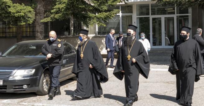 Негово Преосвещенство Белоградчишкият епископ Поликарп викарий на Софийския митрополит предаде