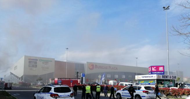 Голям пожар бушува в складовата база на търговска верига Зора