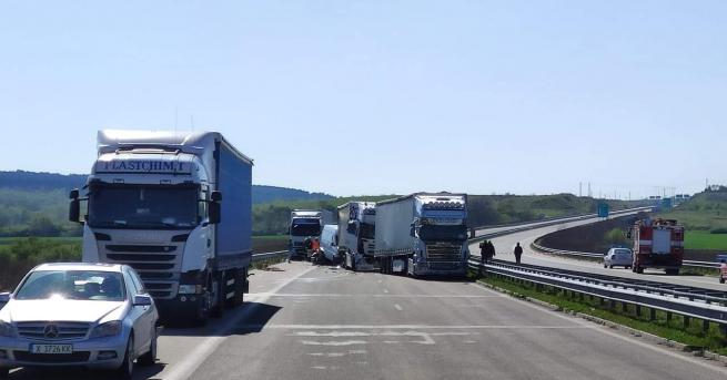 България Верижна катастрофа на АМ Марица с 2 камиона и
