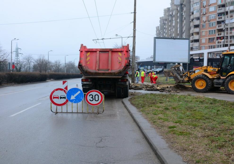 Авария предизвика пропадане на  асфалт на бул. "Левски"