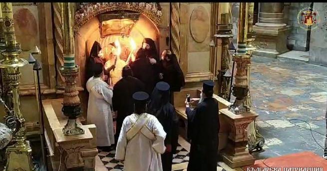 Благодатният огън слезе над Божи гроб в Ерусалим 10 минути