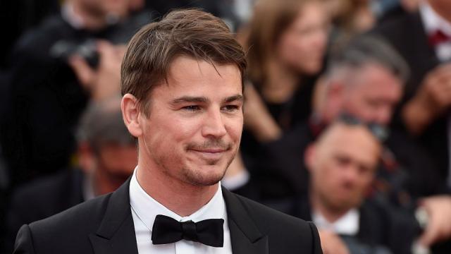 Палавият Джош Хартнет още пали страсти (ГАЛЕРИЯ)