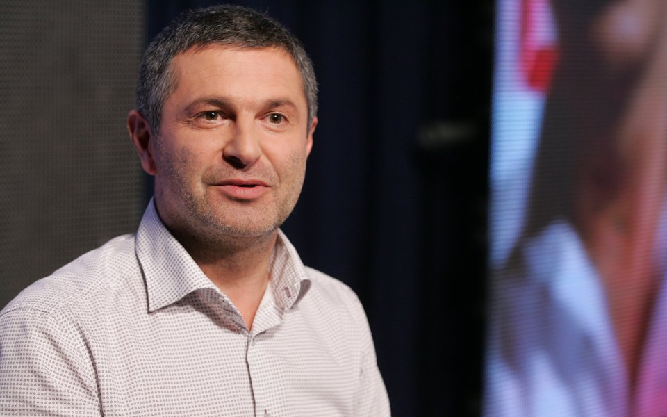 Водачът, който е ударил колата на водещия Милен Цветков, е