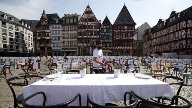 Маси без клиенти: Протестът на ресторантьорите в Германия (ГАЛЕРИЯ)