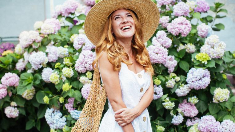 жена пролет лято цветя красота усмивка рокля шапка