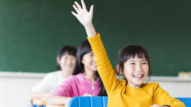 Китайски ученици носят специални шапки за социално дистанциране (СНИМКИ)