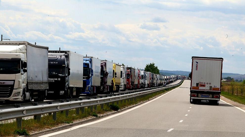 Дълъг конвой от товарни автомобили се е натрупал на граничния