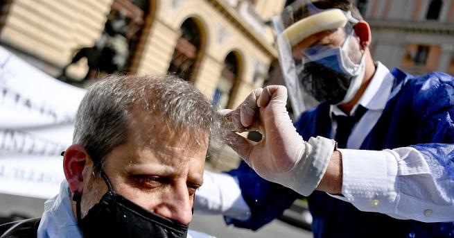 Фризьори и бръснари от Неапол организираха оригинален протест срещу решението