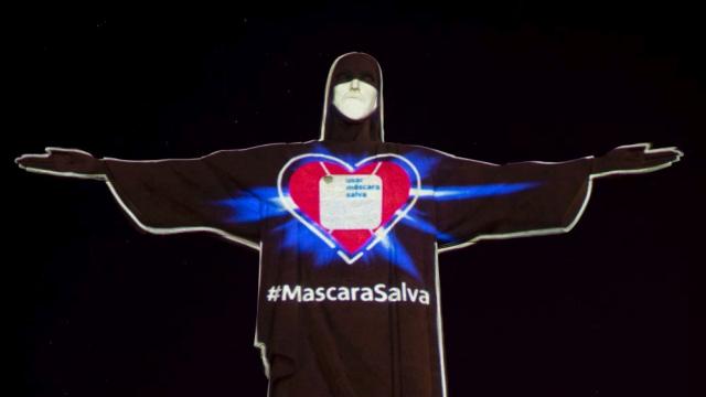 Сложиха маска на статуята на Христос в Рио в чест на медиците по света (ГАЛЕРИЯ)