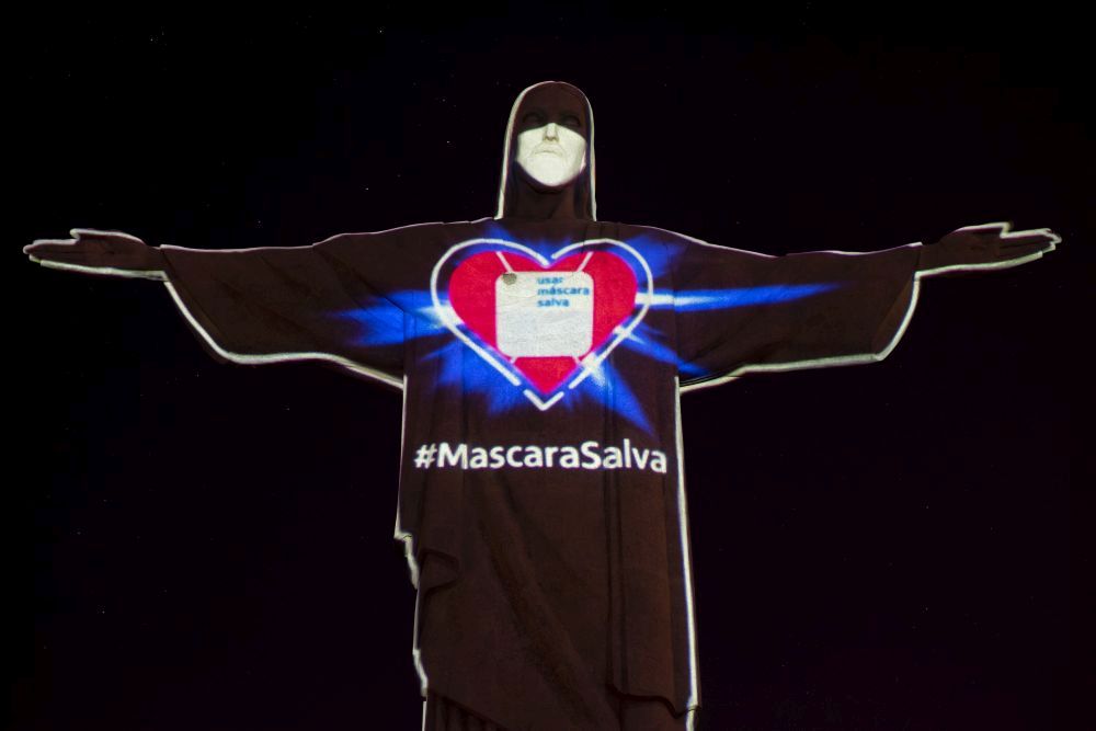 Знаменитата статуя на Христос Спасителя в бразилския град Рио де Жанейро придоби нов облик в чест на здравните работници по света