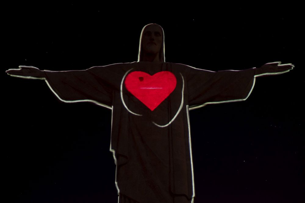 Знаменитата статуя на Христос Спасителя в бразилския град Рио де Жанейро придоби нов облик в чест на здравните работници по света