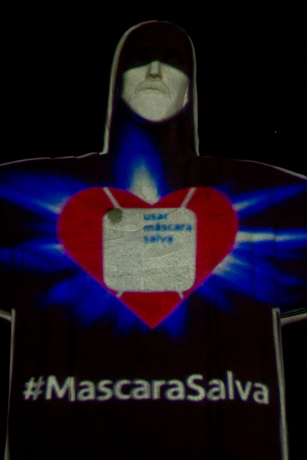 Знаменитата статуя на Христос Спасителя в бразилския град Рио де Жанейро придоби нов облик в чест на здравните работници по света