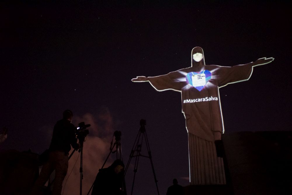 Знаменитата статуя на Христос Спасителя в бразилския град Рио де Жанейро придоби нов облик в чест на здравните работници по света