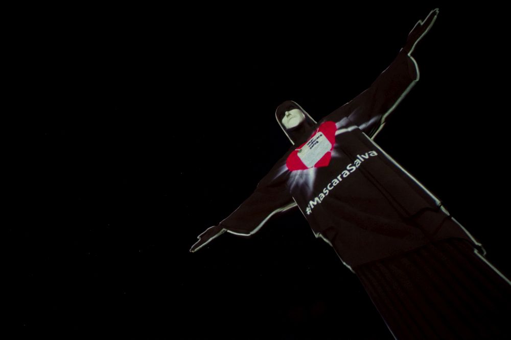 Знаменитата статуя на Христос Спасителя в бразилския град Рио де Жанейро придоби нов облик в чест на здравните работници по света