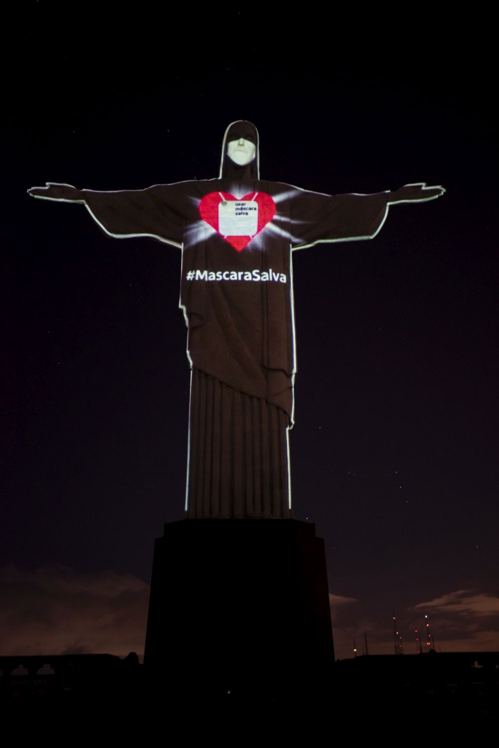 Знаменитата статуя на Христос Спасителя в бразилския град Рио де Жанейро придоби нов облик в чест на здравните работници по света
