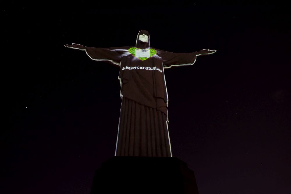 Знаменитата статуя на Христос Спасителя в бразилския град Рио де Жанейро придоби нов облик в чест на здравните работници по света