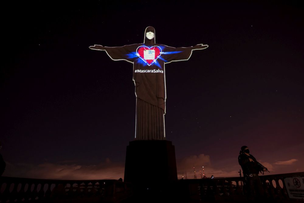 Знаменитата статуя на Христос Спасителя в бразилския град Рио де Жанейро придоби нов облик в чест на здравните работници по света