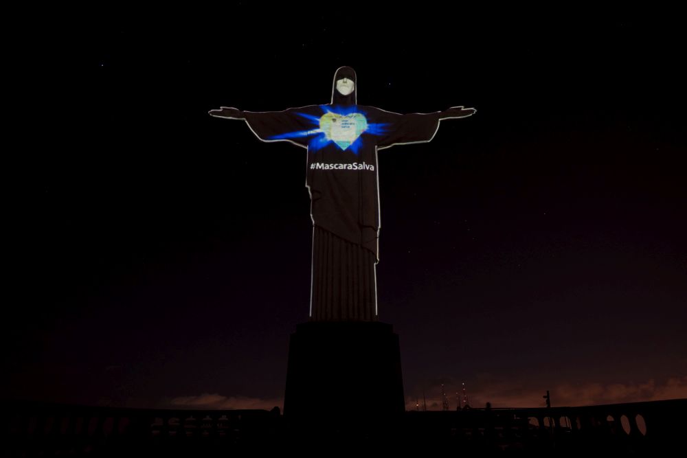 Знаменитата статуя на Христос Спасителя в бразилския град Рио де Жанейро придоби нов облик в чест на здравните работници по света